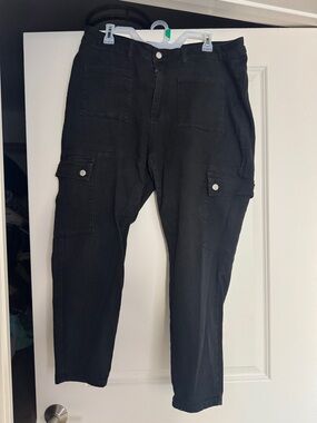 Black Cargo Pocket Pants-capri